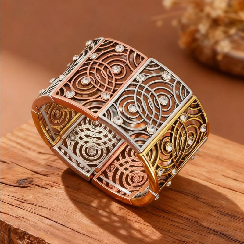 Браслет жесткий широкий с прорезным узором CJR81458