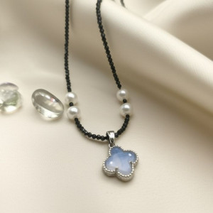 Лаконичные бусы из темного бисера с жемчужными акцентами и клевером J10737CJJ Лаконичные бусы из темного бисера с жемчужными акцентами и клевером J10737CJJ