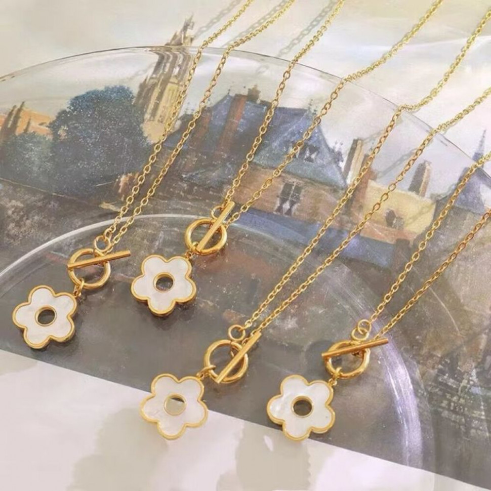 Колье с подвеской-цветком и оригинальным замком тогл J10813CJJ