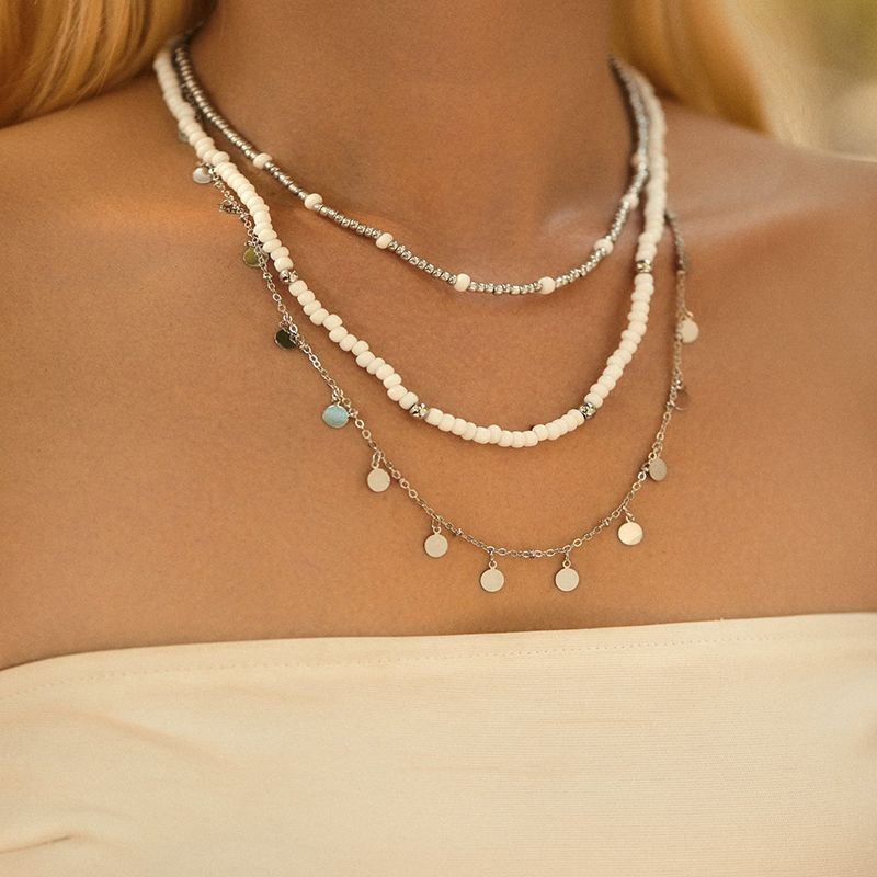 Многослойное колье с россыпью золотистых дисков CJG34590