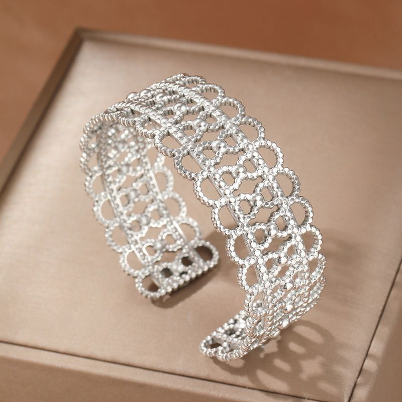 Браслет-кафф широкий с ажурным плетением из колец CJM03753