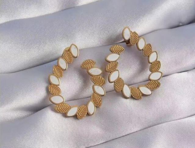 Дизайнерские серьги-кольца из стали с белыми лепестками 1J11288CJJ Дизайнерские серьги-кольца из стали с белыми лепестками 1J11288CJJ