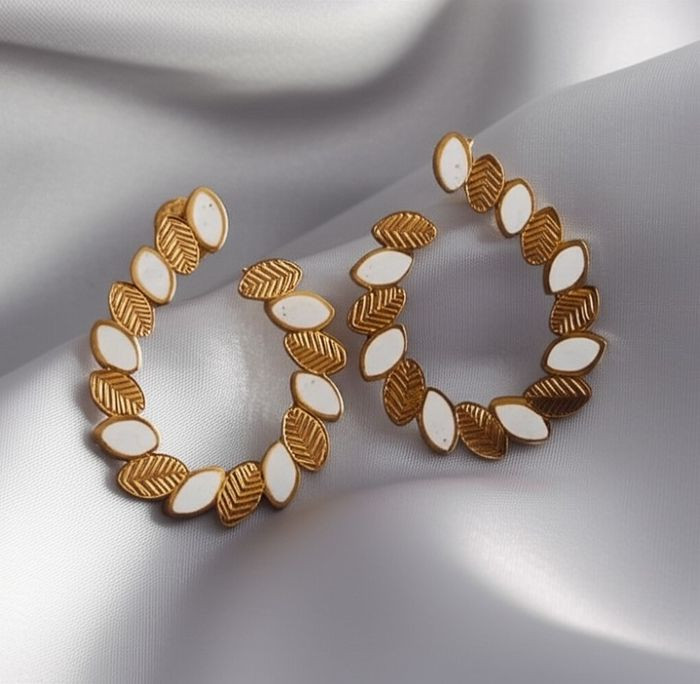 Дизайнерские серьги-кольца из стали с белыми лепестками 1J11288CJJ Дизайнерские серьги-кольца из стали с белыми лепестками 1J11288CJJ