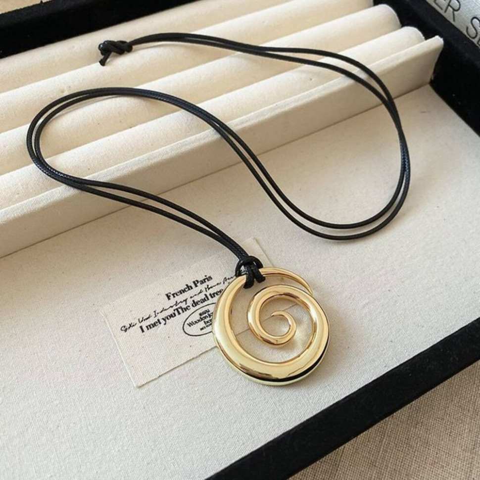Подвеска в форме плоской спирали на черном шнурке CJH12102 Подвеска в форме плоской спирали на черном шнурке CJH12102