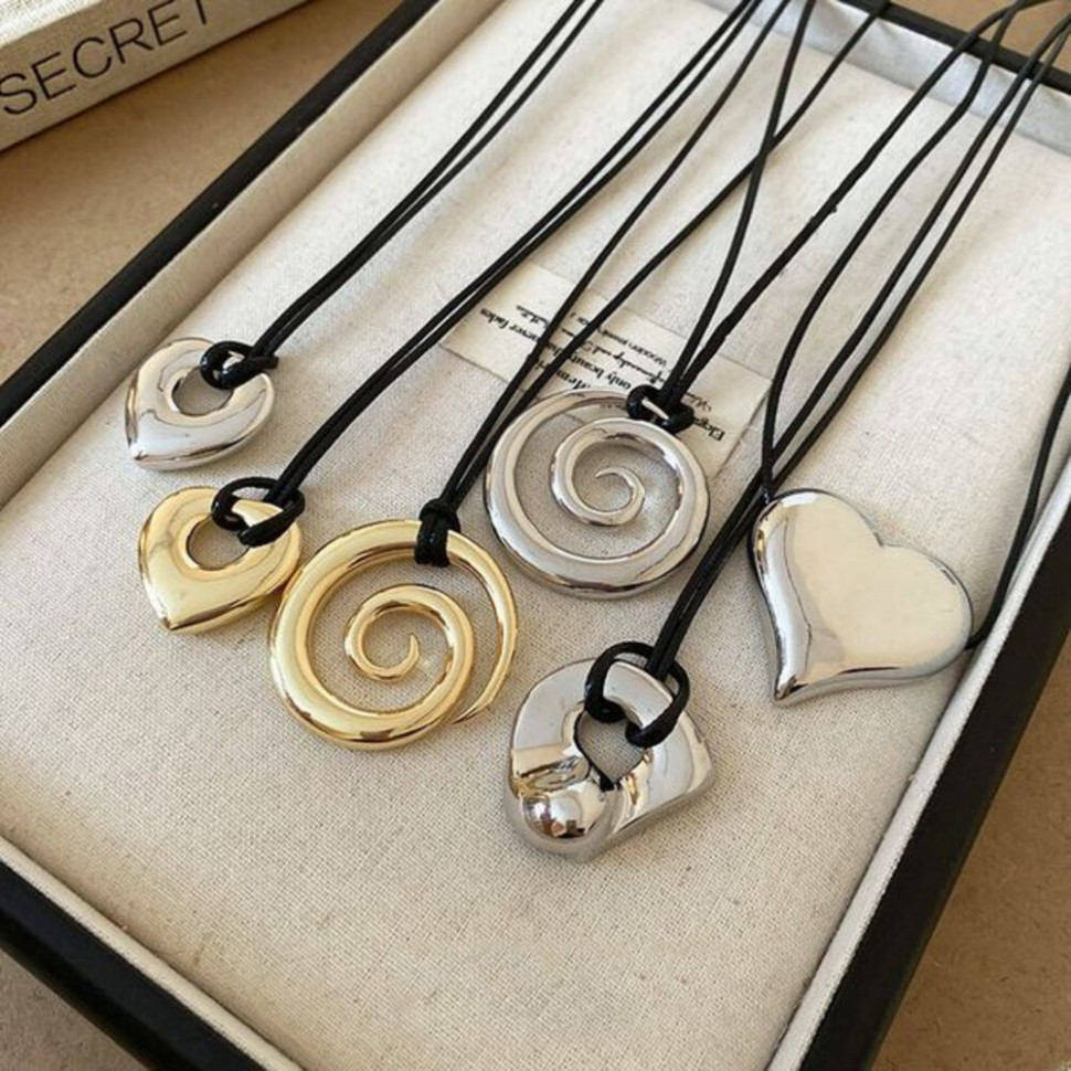 Подвеска в форме плоской спирали на черном шнурке CJH12102 Подвеска в форме плоской спирали на черном шнурке CJH12102