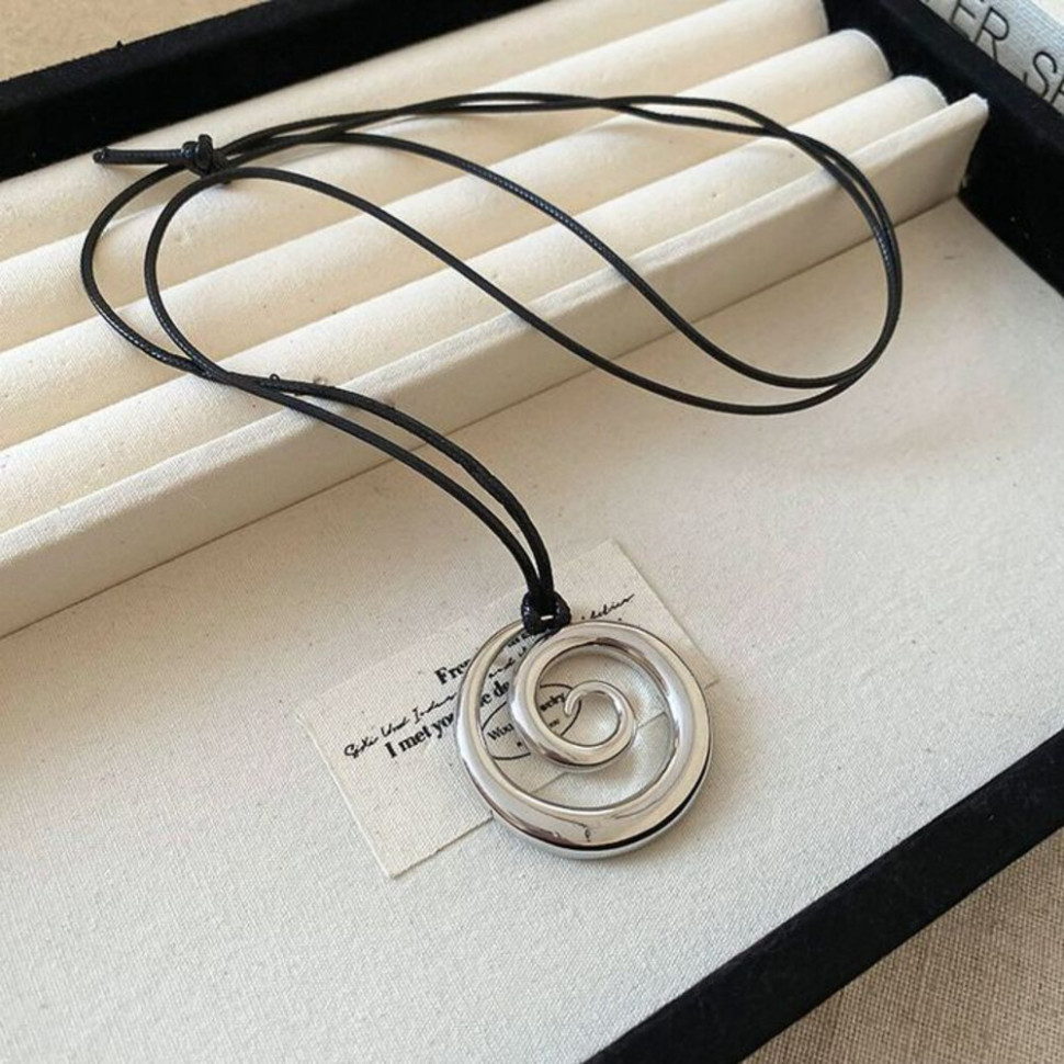 Подвеска в форме плоской спирали на черном шнурке CJH12102 Подвеска в форме плоской спирали на черном шнурке CJH12102