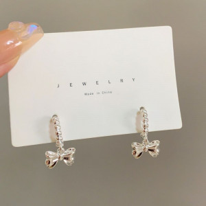 Серьги-кольца с подвесками в форме серебристых бантов со стразами CJH13376 Серьги-кольца с подвесками в форме серебристых бантов со стразами CJH13376