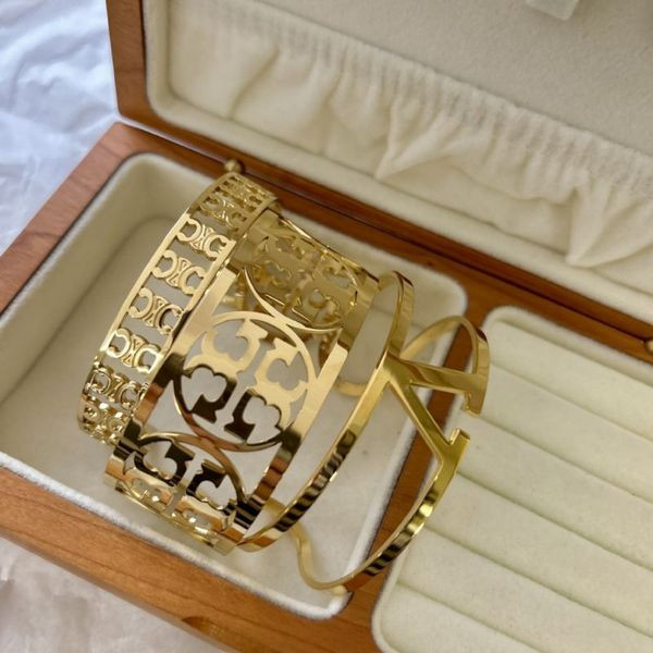 Браслет жесткий с перфорированным узором клевер CJL46799