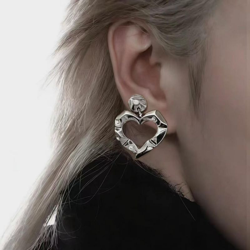 Серьги с сердцем в складчатом стиле CJX75495