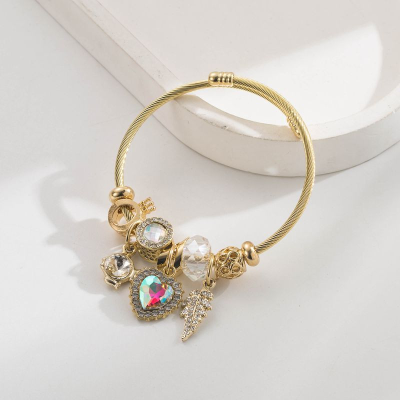 Браслет жесткий разомкнутый с подвесками-шармами CJR87482 Браслет жесткий разомкнутый с подвесками-шармами CJR87482