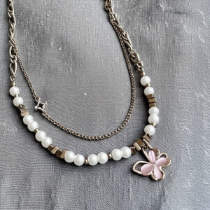 Двойное колье с жемчужной нитью и подвеской в форме розовой бабочки J10738CJJ