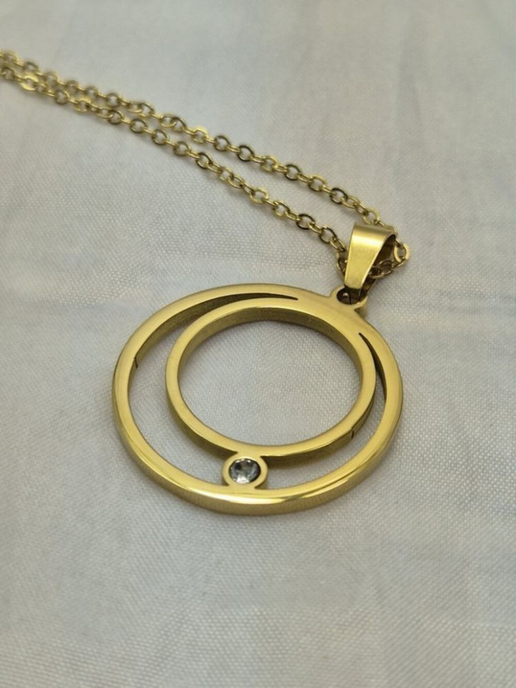 Золотистое колье с двойной круглой подвеской и фианитом J10814CJJ