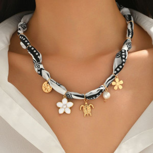 Фактурный текстильный чокер с морской черепахой и цветами CJR61468