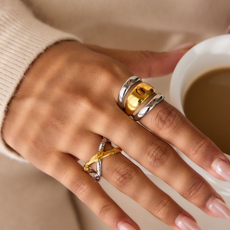 Двойное кольцо с перекрещенными шинками и гравировкой CJS97291