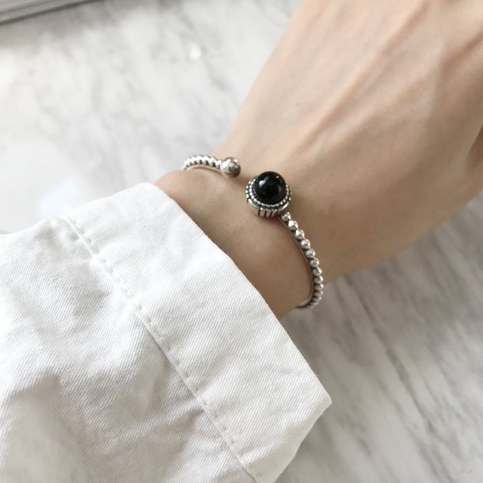 Браслет жесткий разомкнутый с темным декоративным камнем A50050MSK