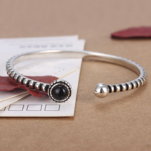 Браслет жесткий разомкнутый с темным декоративным камнем A50050MSK