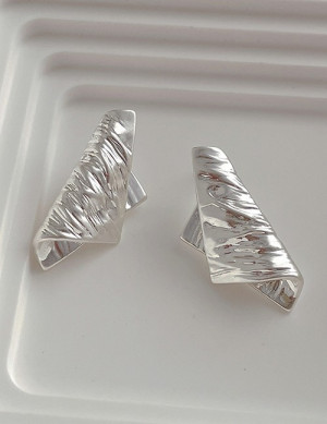 Серебристые серьги-пусеты «Жатая лента» T94007 Серебристые серьги-пусеты «Жатая лента» T94007
