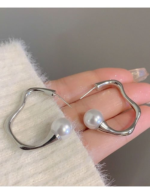 Серебристые серьги-кольца с изгибом и жемчужной вставкой Z28482 Серебристые серьги-кольца с изгибом и жемчужной вставкой Z28482