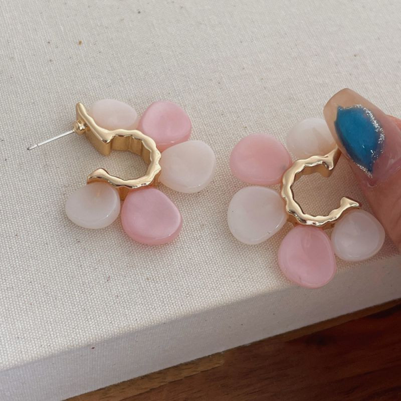 Фактурные серьги-конго с разноцветными матовыми лепестки CJP97304