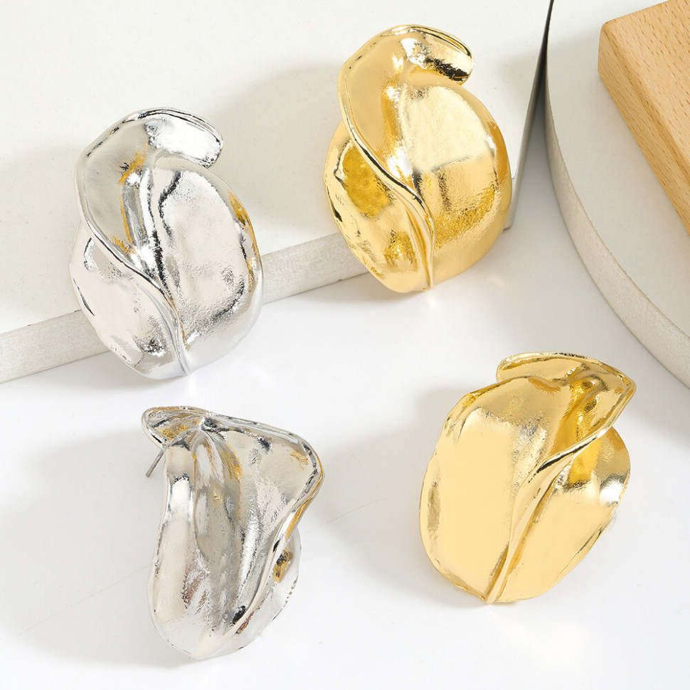 Объемные серьги-пусеты Золотистые лепестки в стиле модерн CJD85716