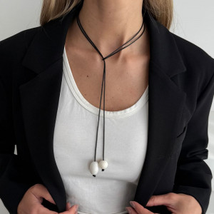 Лариат из тонкого шнура с жемчужными наконечниками CJT25634