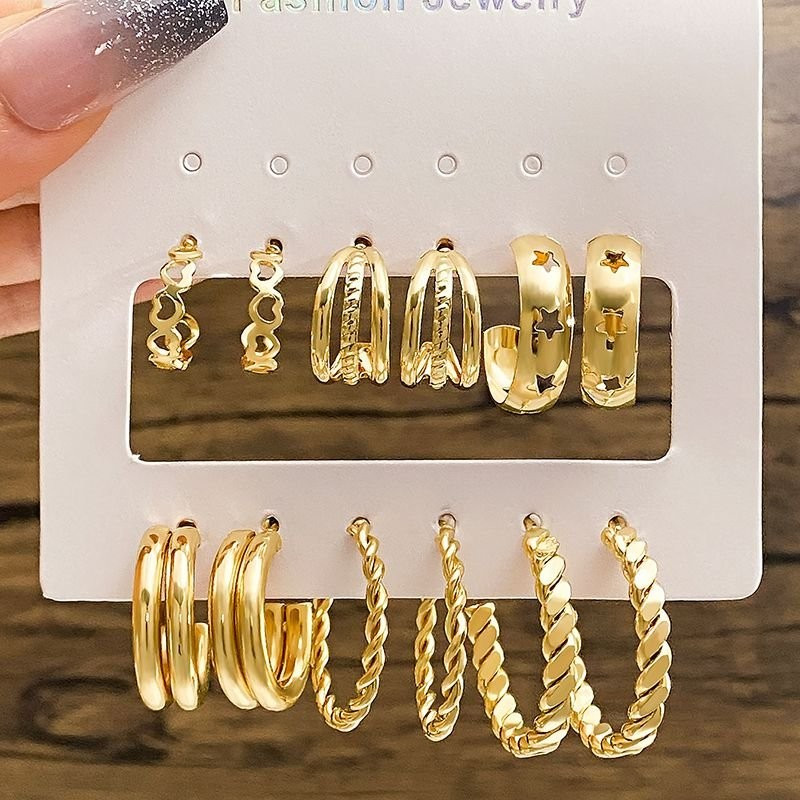 Набор золотистых серег с витым дизайном и широкими фактурными кольцами CJC89014