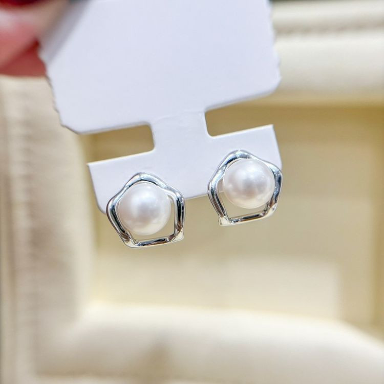 Серебристые медные серьги-пусеты с жемчугом в фигурной оправе 1J10723CJJ Серебристые медные серьги-пусеты с жемчугом в фигурной оправе 1J10723CJJ