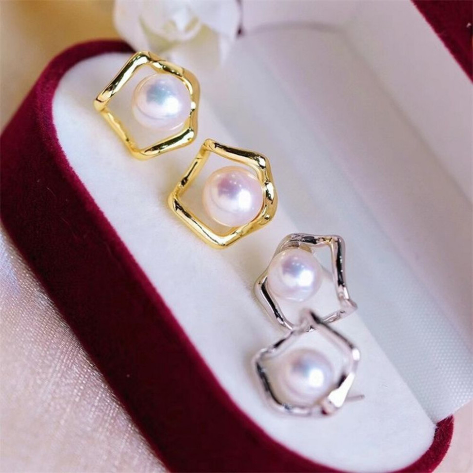 Серебристые медные серьги-пусеты с жемчугом в фигурной оправе 1J10723CJJ Серебристые медные серьги-пусеты с жемчугом в фигурной оправе 1J10723CJJ