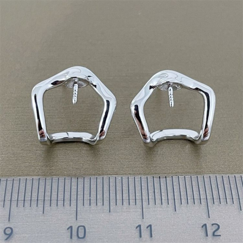 Серебристые медные серьги-пусеты с жемчугом в фигурной оправе 1J10723CJJ Серебристые медные серьги-пусеты с жемчугом в фигурной оправе 1J10723CJJ