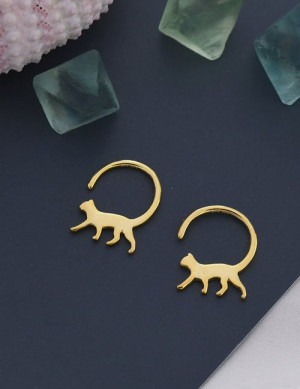 Оригинальные серьги-кольца с фигурками кошек L82223