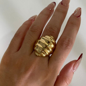 Массивное кольцо с глубокой рельефной текстурой CJP37752