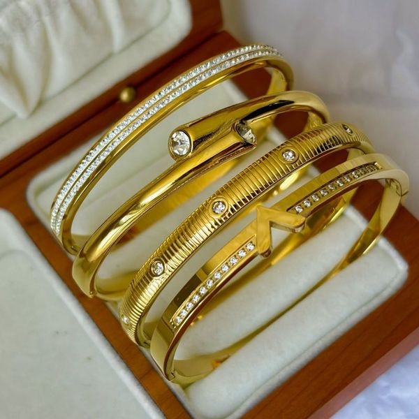 Браслет жесткий в форме гвоздя в серебристом исполнении CJL46804