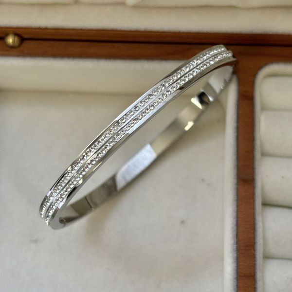 Браслет жесткий в форме гвоздя в серебристом исполнении CJL46804