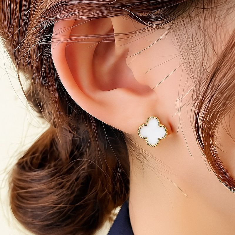 Серьги-пусеты Клевер с белым перламутром 1J10130(CJJ) Серьги-пусеты Клевер с белым перламутром 1J10130(CJJ)