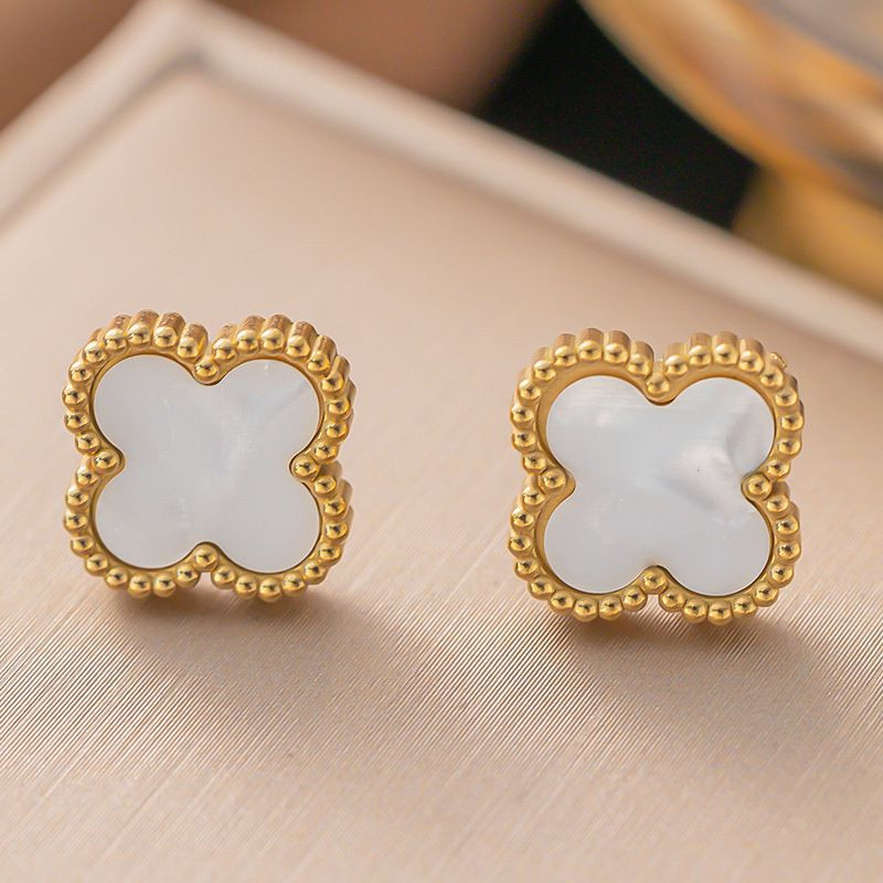 Серьги-пусеты Клевер с белым перламутром 1J10130(CJJ) Серьги-пусеты Клевер с белым перламутром 1J10130(CJJ)