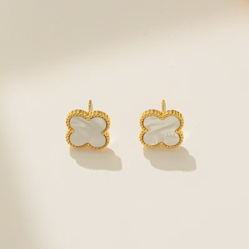 Серьги-пусеты Клевер с белым перламутром 1J10130(CJJ) Серьги-пусеты Клевер с белым перламутром 1J10130(CJJ)