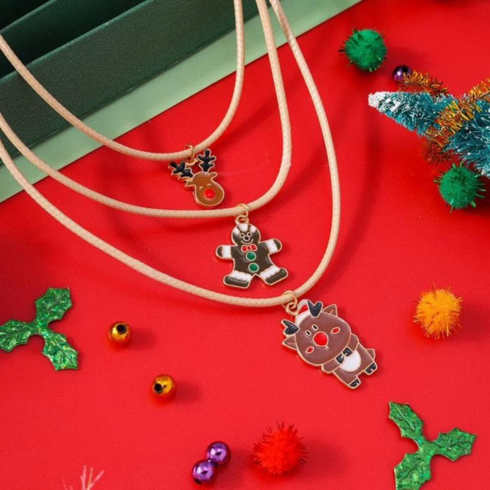 Трехслойное колье на кожаных шнурках с фигурными кулонами CJH14763