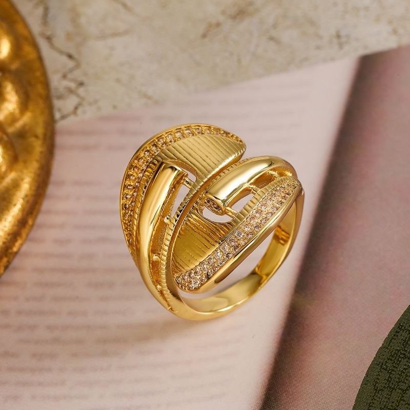 Кольцо массивное фактурное с россыпью фианитов CJD00843 Кольцо массивное фактурное с россыпью фианитов CJD00843