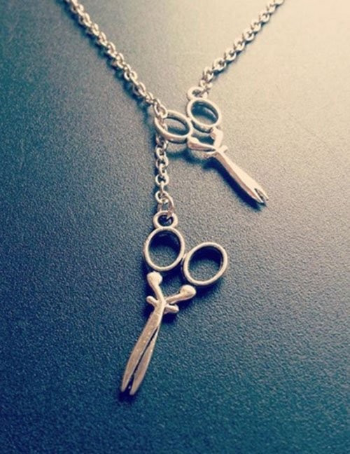 Серебристое колье-галстук с подвеской в форме ножниц Z33824 Серебристое колье-галстук с подвеской в форме ножниц Z33824