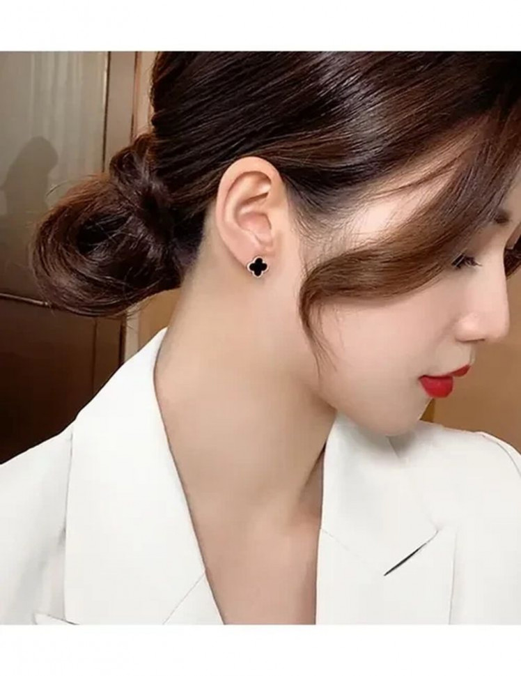 Стальные серьги клевер с черной вставкой J10020CJJ Стальные серьги клевер с черной вставкой J10020CJJ