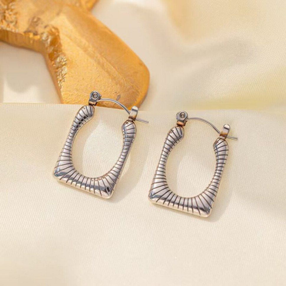Серебристые фактурные серьги-кольца U-формы CJH31988