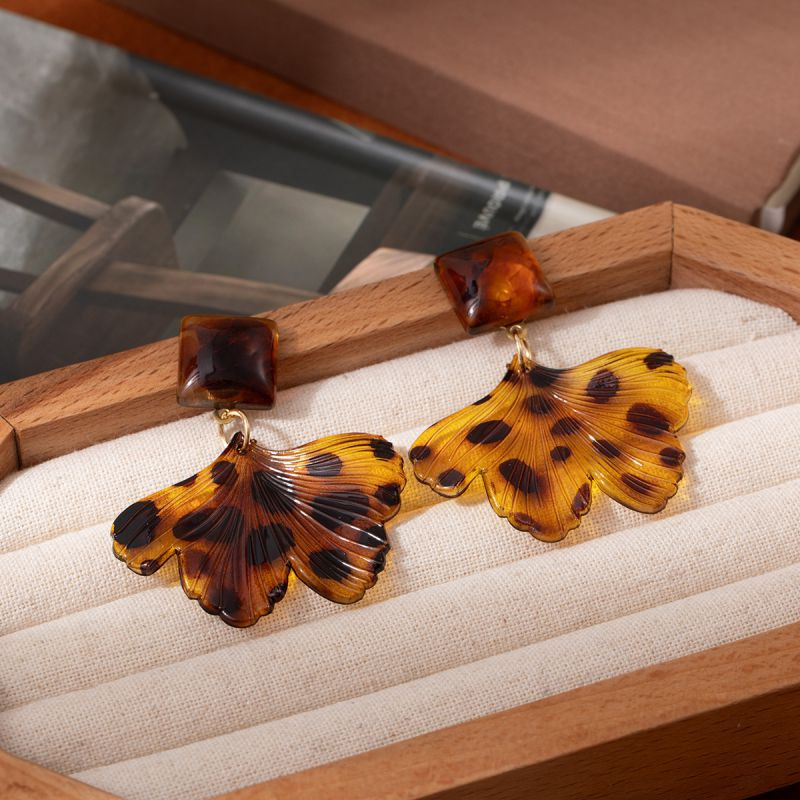 Массивные серьги-подвески с черепаховым принтом CJR61705