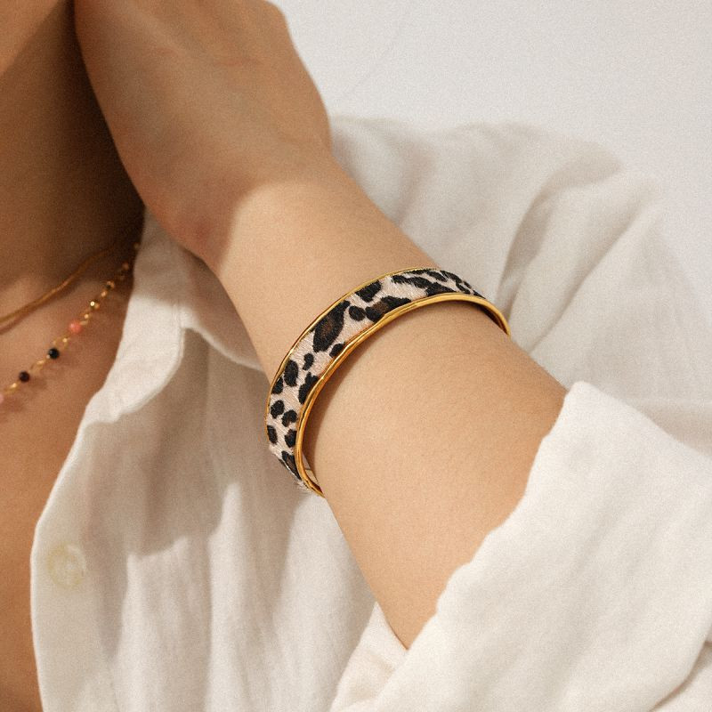 Браслет жесткий с леопардовым принтом и фианитами CJR68427