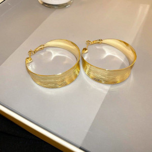 Широкие фактурные золотистые серьги-кольца с насечками CJ10155