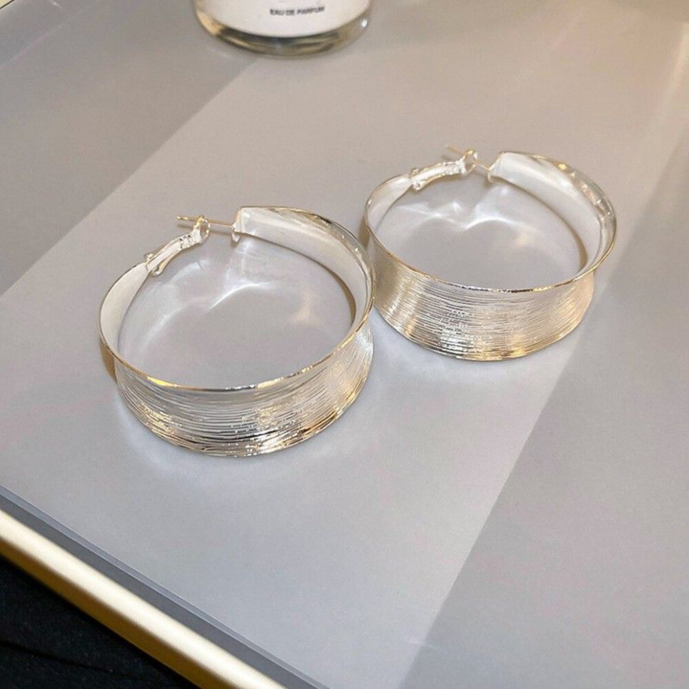 Широкие фактурные золотистые серьги-кольца с насечками CJ10155