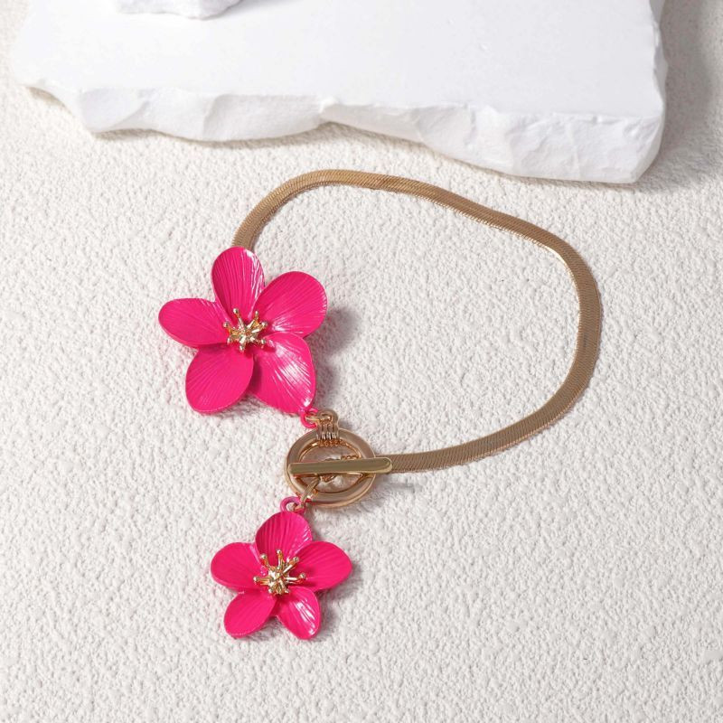 Браслет на ногу с крупными розовыми цветами CJM13090