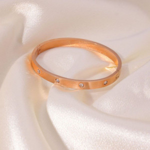 Браслет жесткий с кристаллами в оттенке розовое золото CJL17746