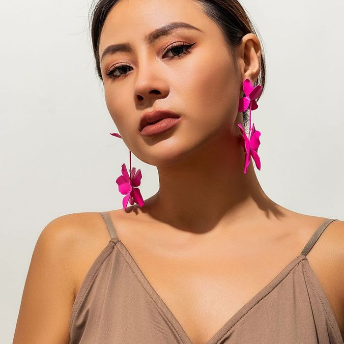 Яркие матовые серьги пусеты в форме четырехлистников CJM59063