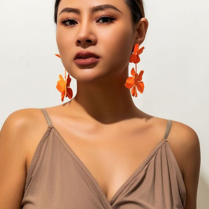 Яркие матовые серьги пусеты в форме четырехлистников CJM59063