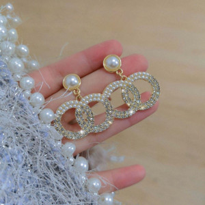 Нарядные серьги со стразами и подвесными кольцами CJR62791